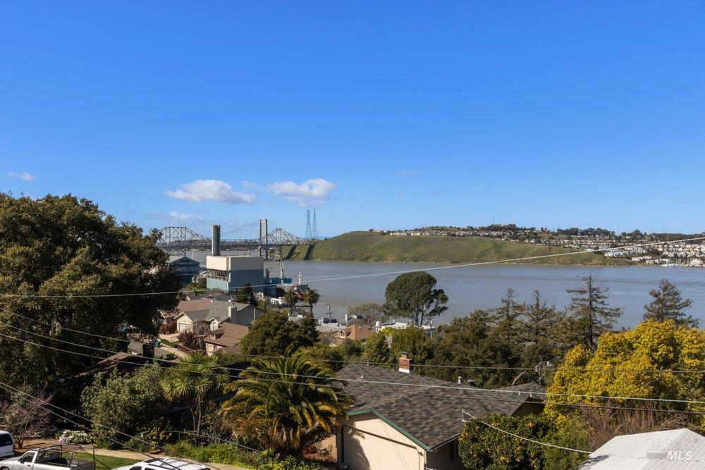 Detail Gallery Image 2 of 57 For 321 Alexander St, Crockett,  CA 94525 - 4 Beds | 3/1 Baths