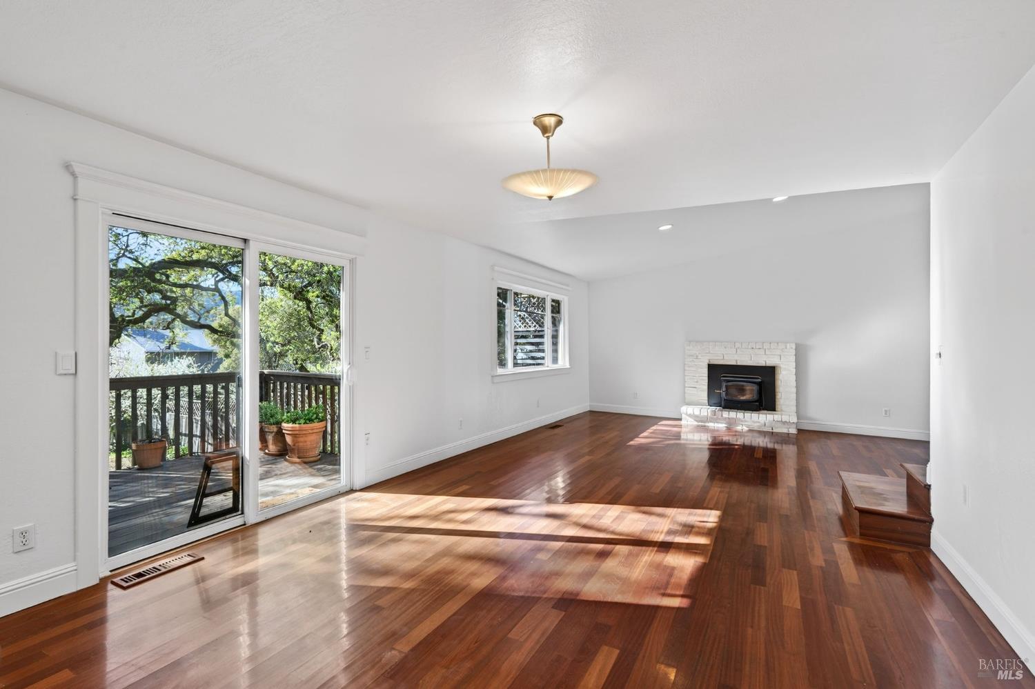 Detail Gallery Image 14 of 27 For 105 Hooker Ave, Sonoma,  CA 95476 - 4 Beds | 2 Baths