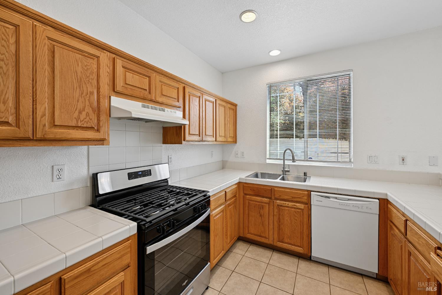 Detail Gallery Image 14 of 46 For 231 Roundhill Ct, Vacaville,  CA 95687 - 3 Beds | 2/1 Baths