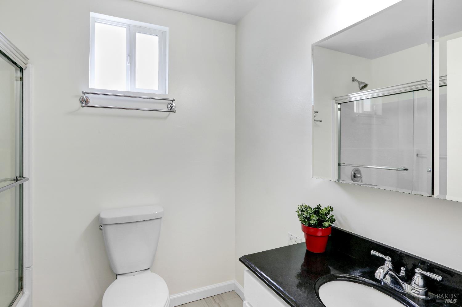 Detail Gallery Image 9 of 30 For 18070 Myrtle Ave, Sonoma,  CA 95476 - 2 Beds | 2 Baths