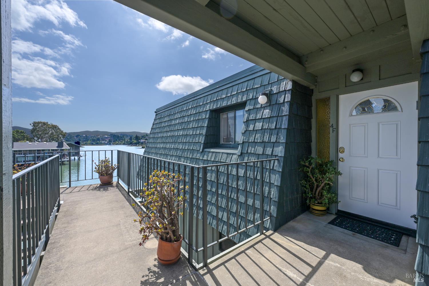 Detail Gallery Image 3 of 23 For 4 Greenwood Cv #F,  Tiburon,  CA 94920 - 2 Beds | 2 Baths