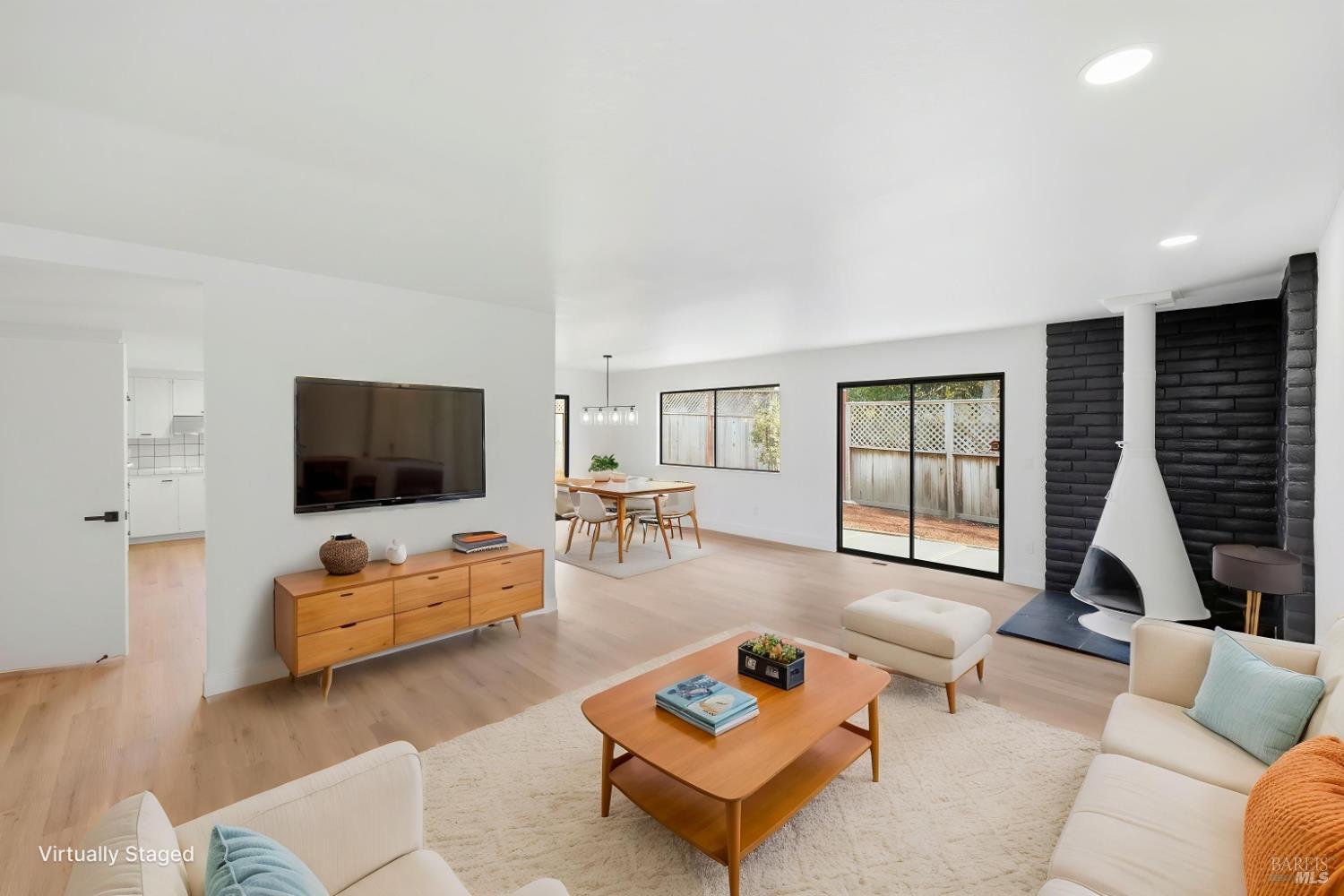 Detail Gallery Image 5 of 33 For 4906 Fernglen Dr, Santa Rosa,  CA 95405 - 3 Beds | 2 Baths