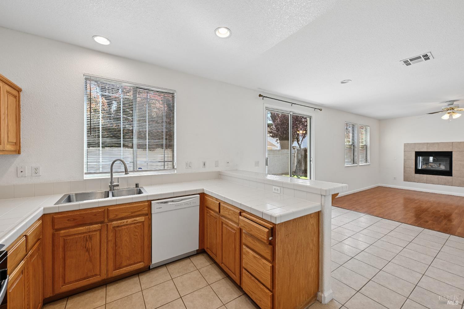 Detail Gallery Image 12 of 46 For 231 Roundhill Ct, Vacaville,  CA 95687 - 3 Beds | 2/1 Baths