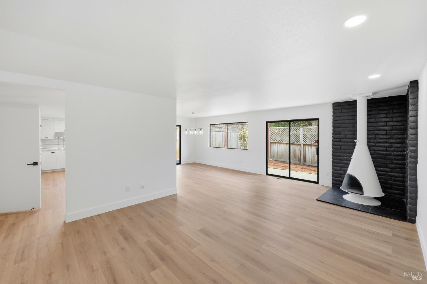 Detail Gallery Image 14 of 33 For 4906 Fernglen Dr, Santa Rosa,  CA 95405 - 3 Beds | 2 Baths