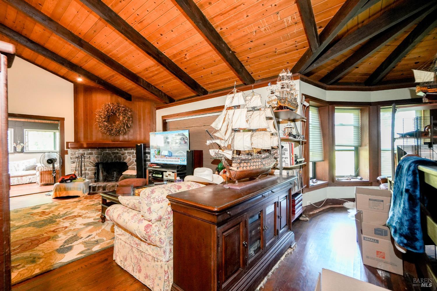 Detail Gallery Image 4 of 38 For 21 Red Rock Way, San Rafael,  CA 94903 - 3 Beds | 2/1 Baths