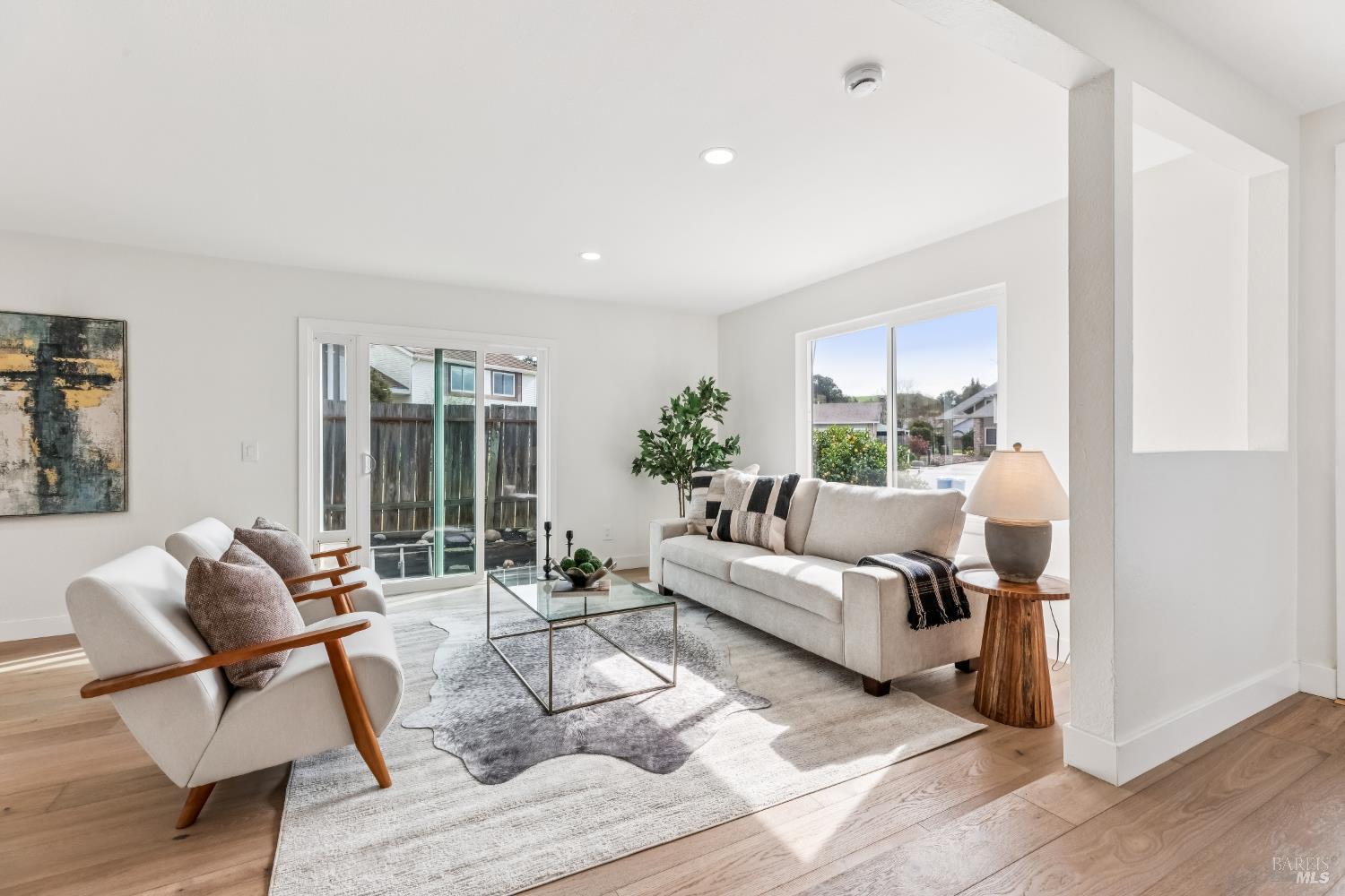 Detail Gallery Image 6 of 49 For 113 Greenridge Ct, Petaluma,  CA 94952 - 5 Beds | 3/1 Baths