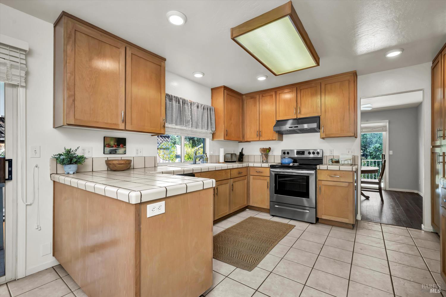 Detail Gallery Image 10 of 30 For 18278 N Shore Dr, Hidden Valley Lake,  CA 95467 - 3 Beds | 2 Baths