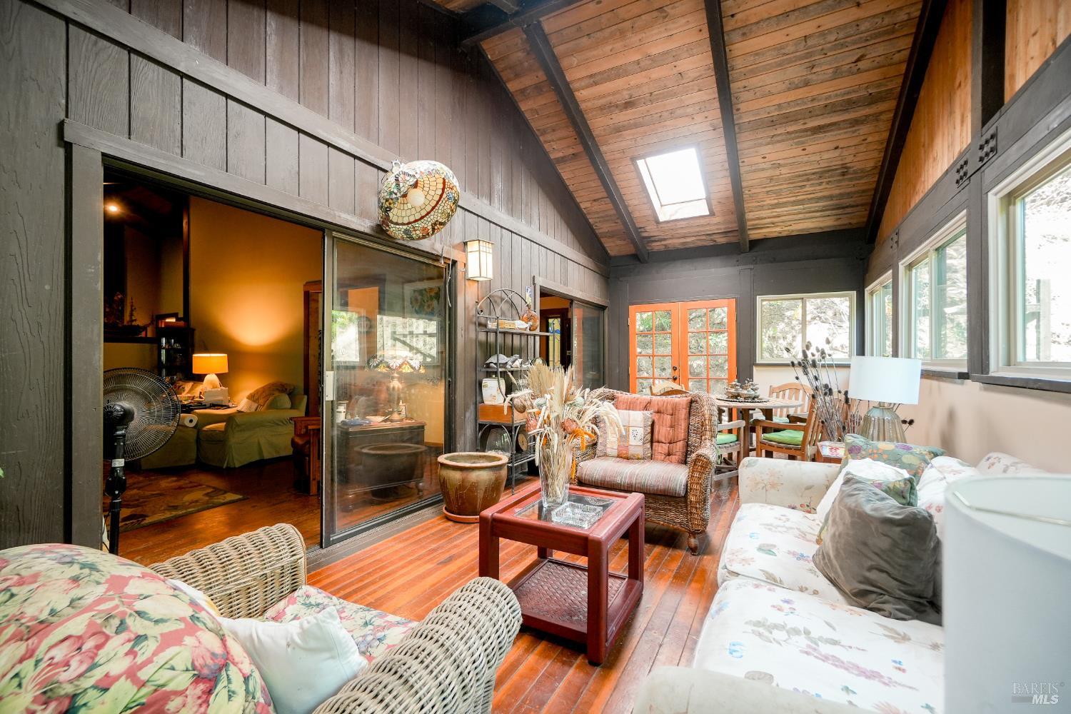 Detail Gallery Image 7 of 38 For 21 Red Rock Way, San Rafael,  CA 94903 - 3 Beds | 2/1 Baths