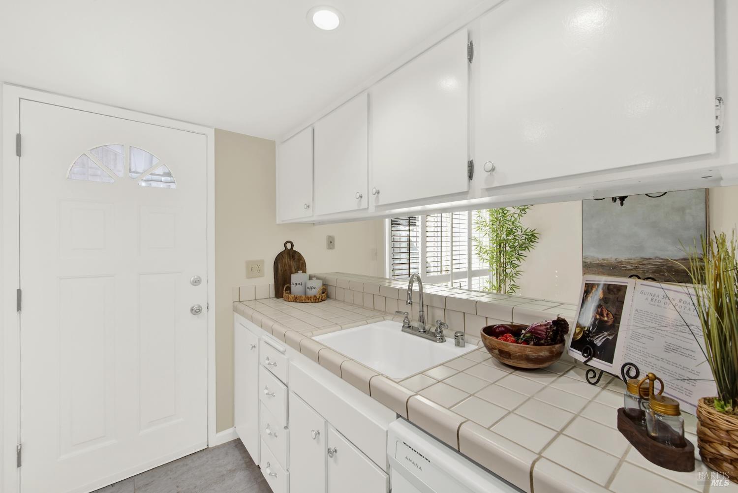 Detail Gallery Image 13 of 52 For 30 Belvedere Ct, Napa,  CA 94559 - 2 Beds | 1/1 Baths