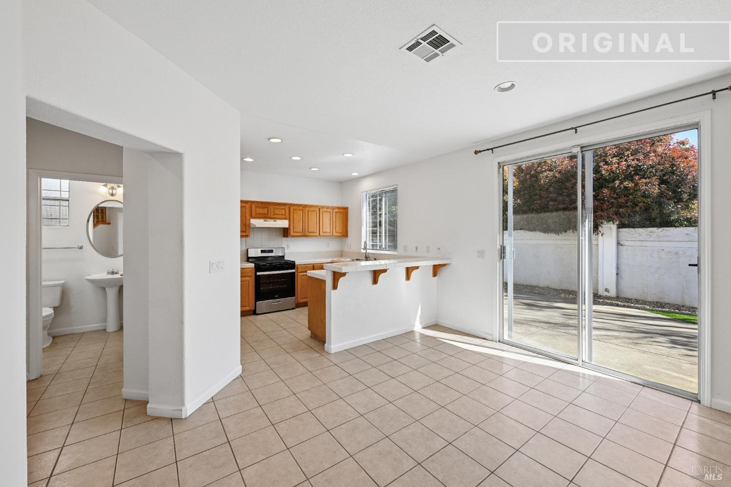 Detail Gallery Image 10 of 46 For 231 Roundhill Ct, Vacaville,  CA 95687 - 3 Beds | 2/1 Baths