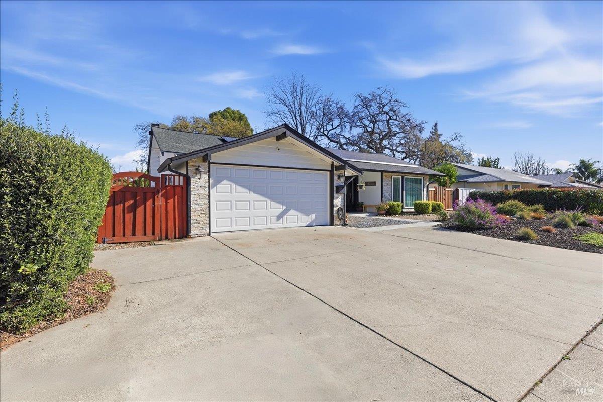 Detail Gallery Image 4 of 46 For 451 Alamo Dr, Vacaville,  CA 95688 - 4 Beds | 2 Baths