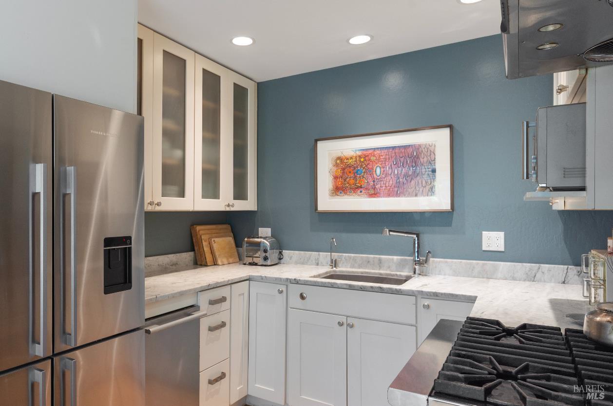 Detail Gallery Image 5 of 30 For 9 Porto Bello Dr, San Rafael,  CA 94901 - 2 Beds | 2/1 Baths