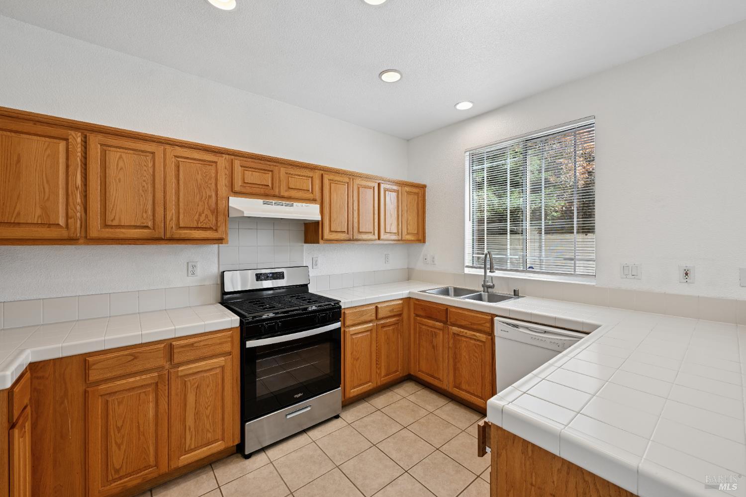 Detail Gallery Image 13 of 46 For 231 Roundhill Ct, Vacaville,  CA 95687 - 3 Beds | 2/1 Baths