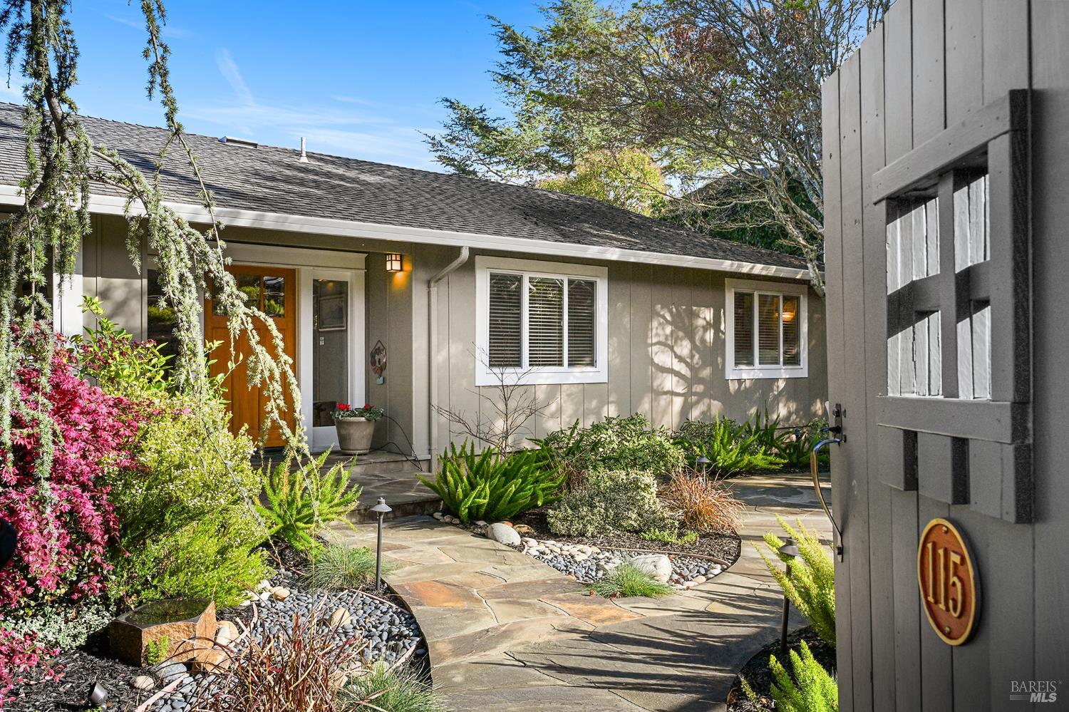 Detail Gallery Image 2 of 65 For 115 Oak Springs Dr, San Anselmo,  CA 94960 - 4 Beds | 3 Baths