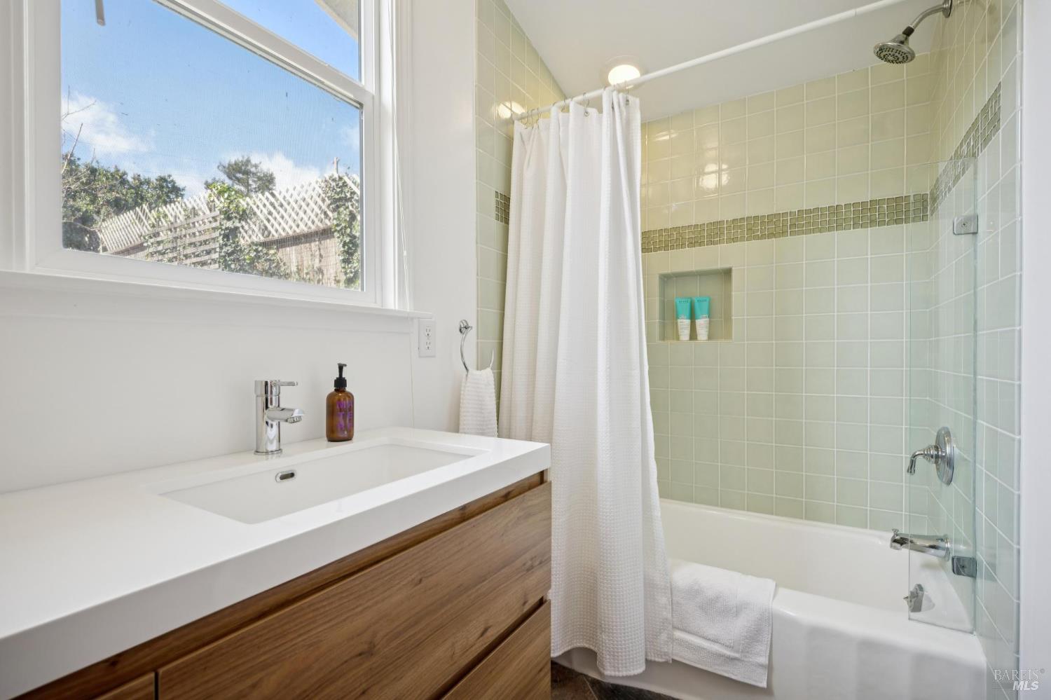 Detail Gallery Image 54 of 64 For 40 Laurel Ave, Stinson Beach,  CA 94970 - 4 Beds | 3 Baths