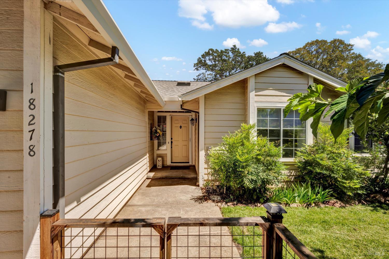 Detail Gallery Image 4 of 30 For 18278 N Shore Dr, Hidden Valley Lake,  CA 95467 - 3 Beds | 2 Baths