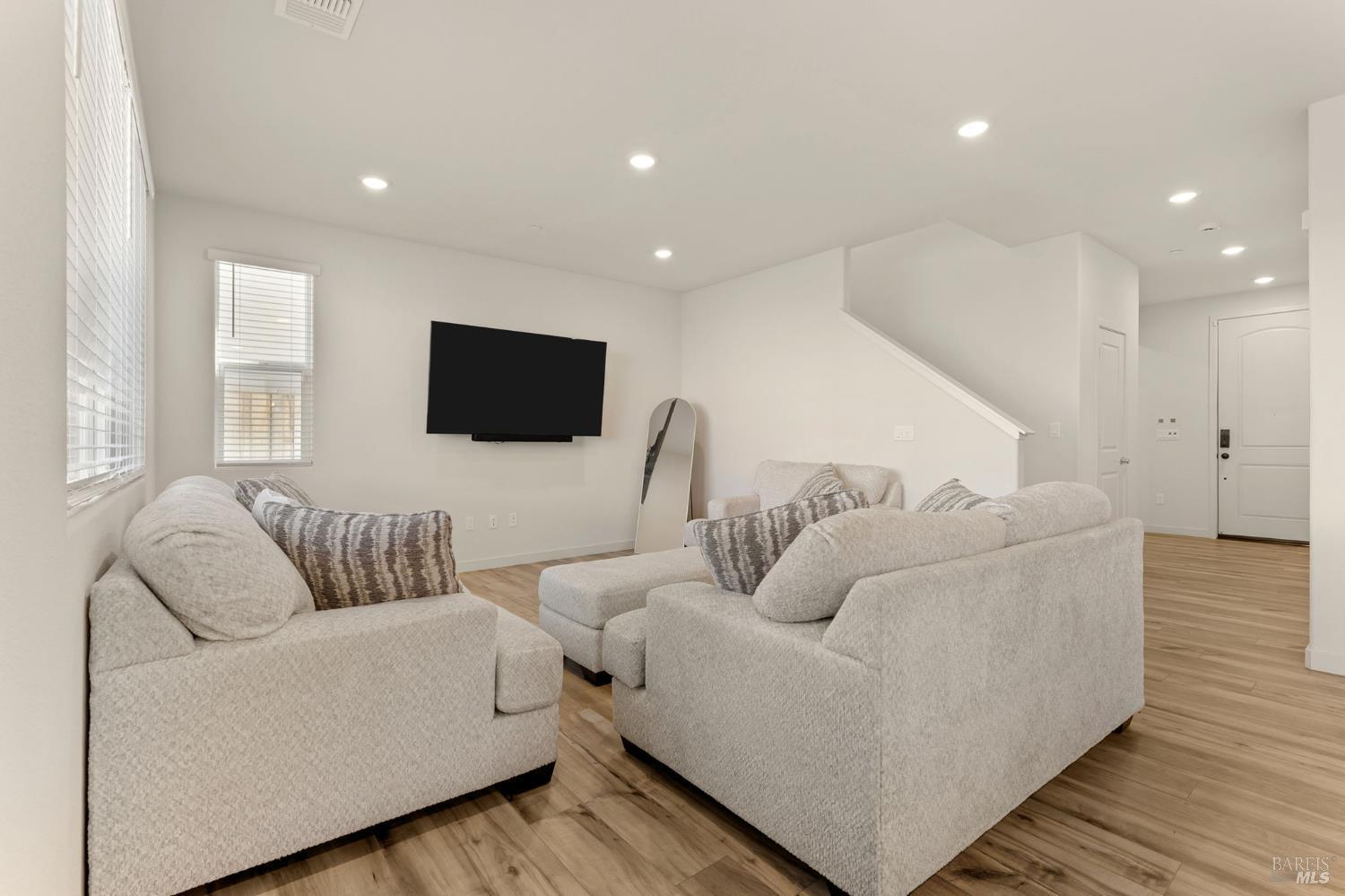 Detail Gallery Image 11 of 38 For 2874 Shaver St, Fairfield,  CA 94533 - 5 Beds | 3 Baths