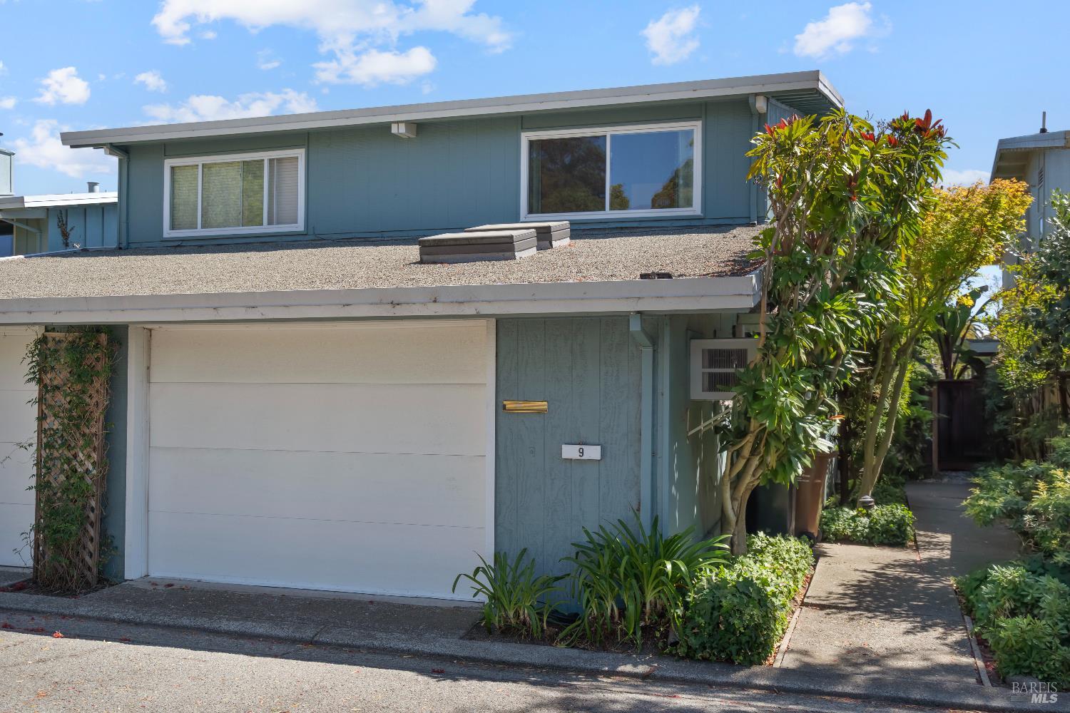 Detail Gallery Image 10 of 30 For 9 Porto Bello Dr, San Rafael,  CA 94901 - 2 Beds | 2/1 Baths