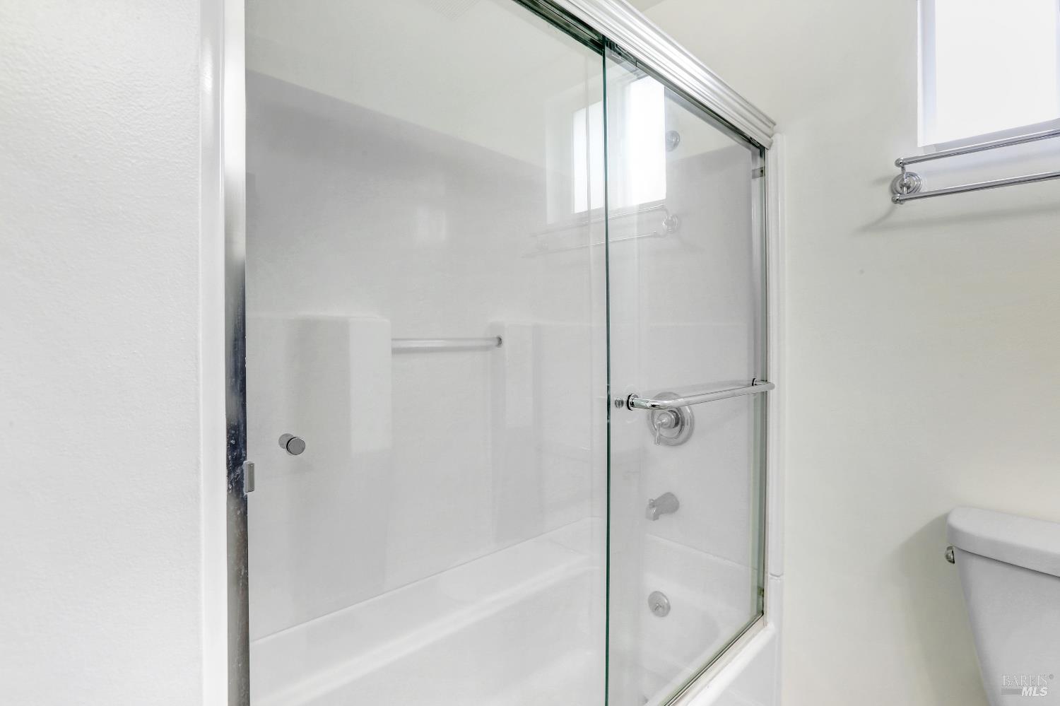 Detail Gallery Image 10 of 30 For 18070 Myrtle Ave, Sonoma,  CA 95476 - 2 Beds | 2 Baths