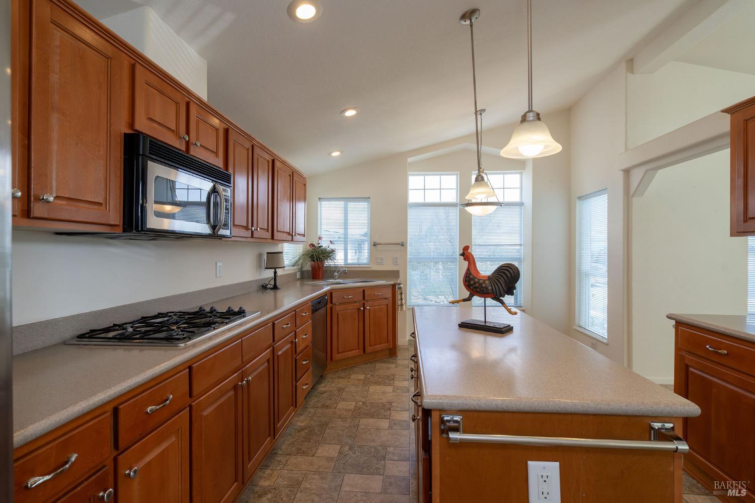 Detail Gallery Image 4 of 62 For 32 Yorkshire Dr, Santa Rosa,  CA 95401 - 3 Beds | 2 Baths