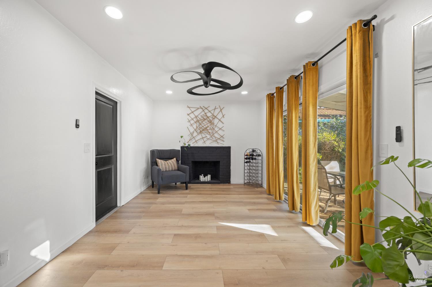 Detail Gallery Image 33 of 63 For 120 E Lake Dr, Antioch,  CA 94509 - 4 Beds | 2 Baths