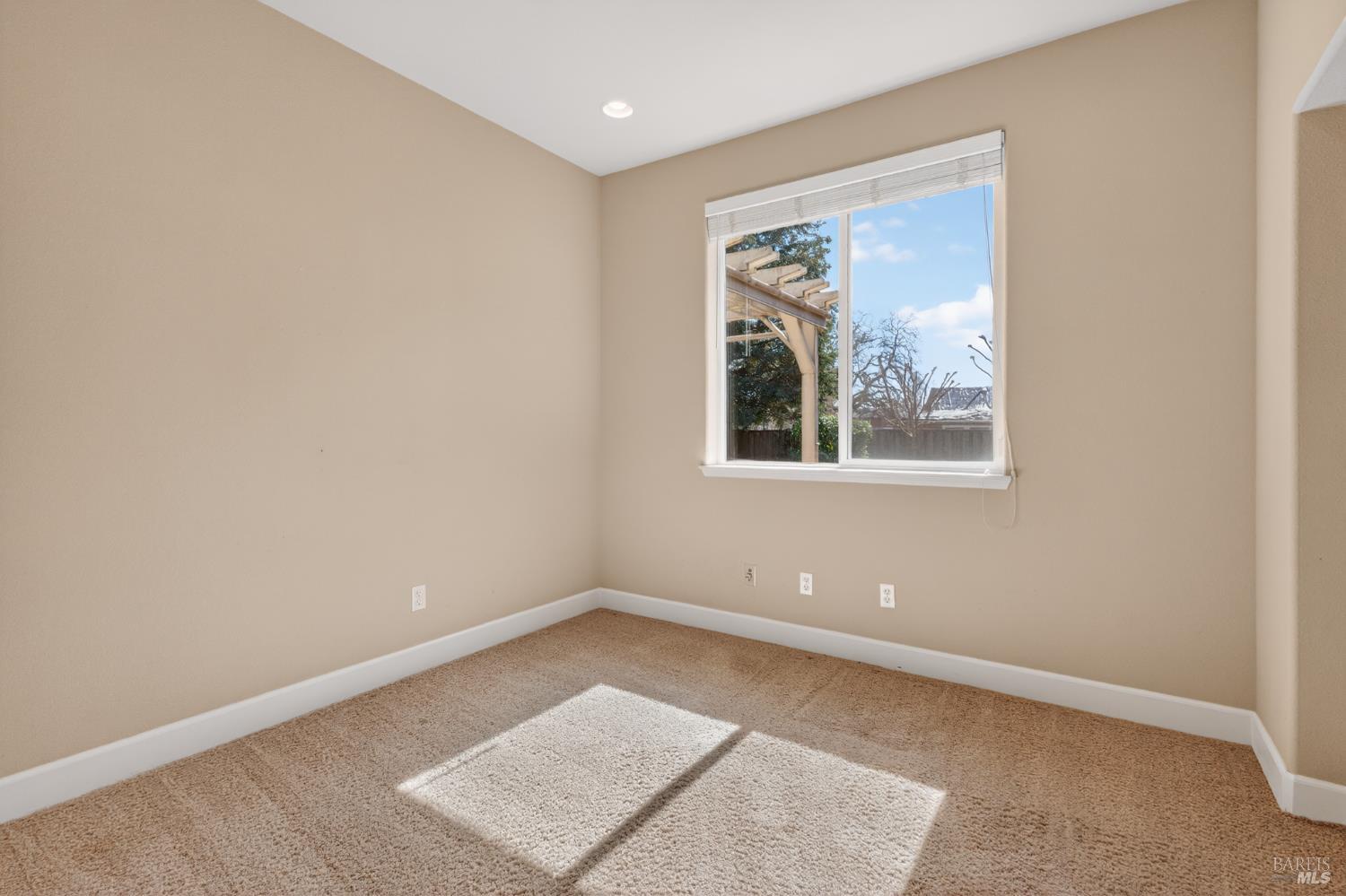 Detail Gallery Image 5 of 19 For 1912 Montevino Dr, Santa Rosa,  CA 95407 - 3 Beds | 2 Baths