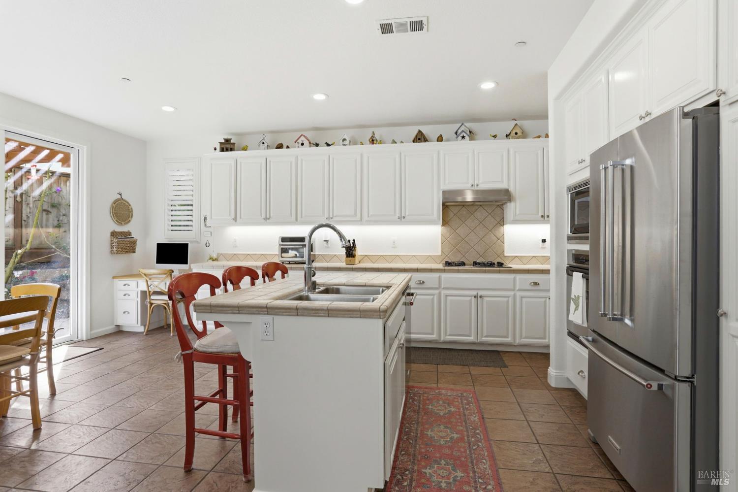 Detail Gallery Image 6 of 40 For 26 Waterbury Ln, Novato,  CA 94949 - 4 Beds | 2/1 Baths