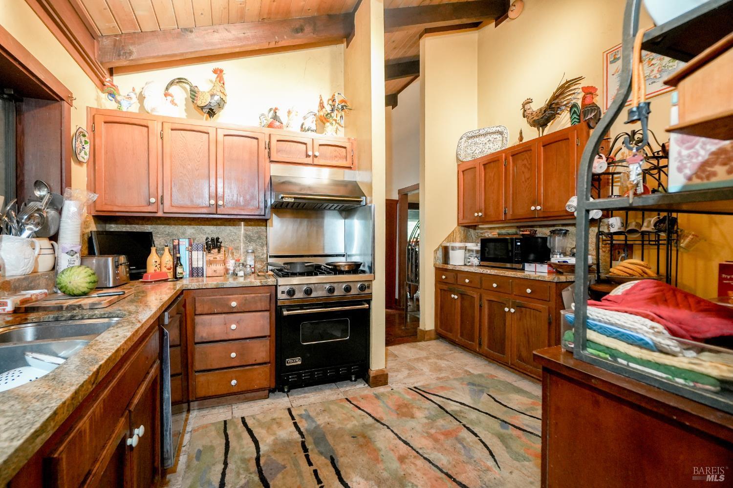 Detail Gallery Image 10 of 38 For 21 Red Rock Way, San Rafael,  CA 94903 - 3 Beds | 2/1 Baths