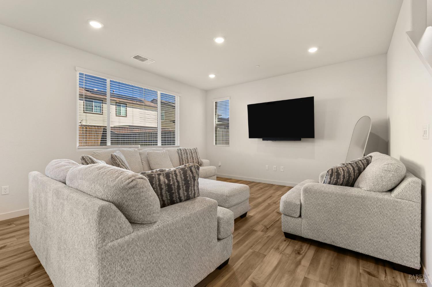 Detail Gallery Image 9 of 38 For 2874 Shaver St, Fairfield,  CA 94533 - 5 Beds | 3 Baths