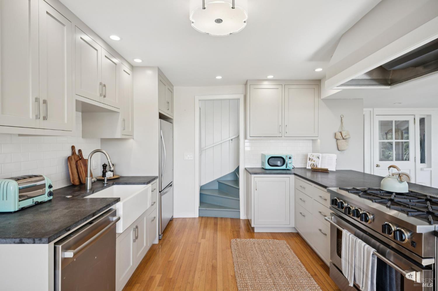 Detail Gallery Image 10 of 64 For 40 Laurel Ave, Stinson Beach,  CA 94970 - 4 Beds | 3 Baths