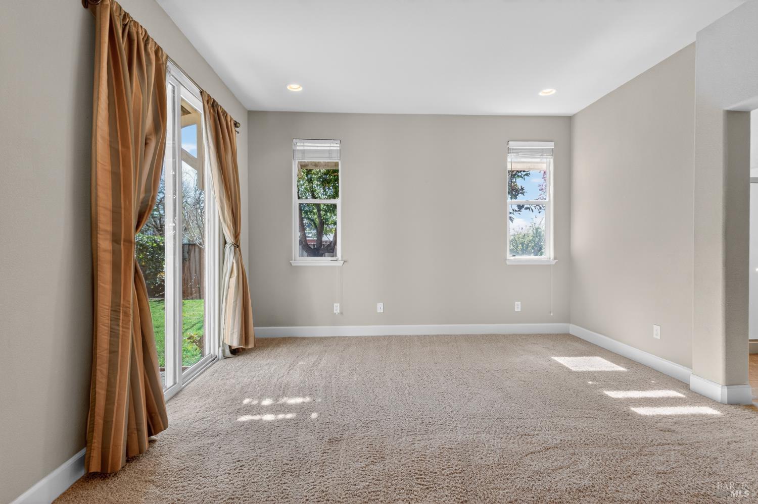 Detail Gallery Image 7 of 19 For 1912 Montevino Dr, Santa Rosa,  CA 95407 - 3 Beds | 2 Baths