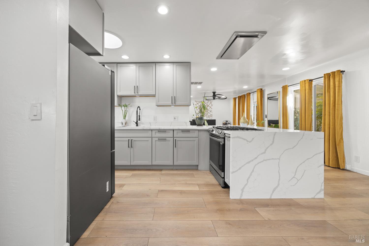 Detail Gallery Image 5 of 63 For 120 E Lake Dr, Antioch,  CA 94509 - 4 Beds | 2 Baths