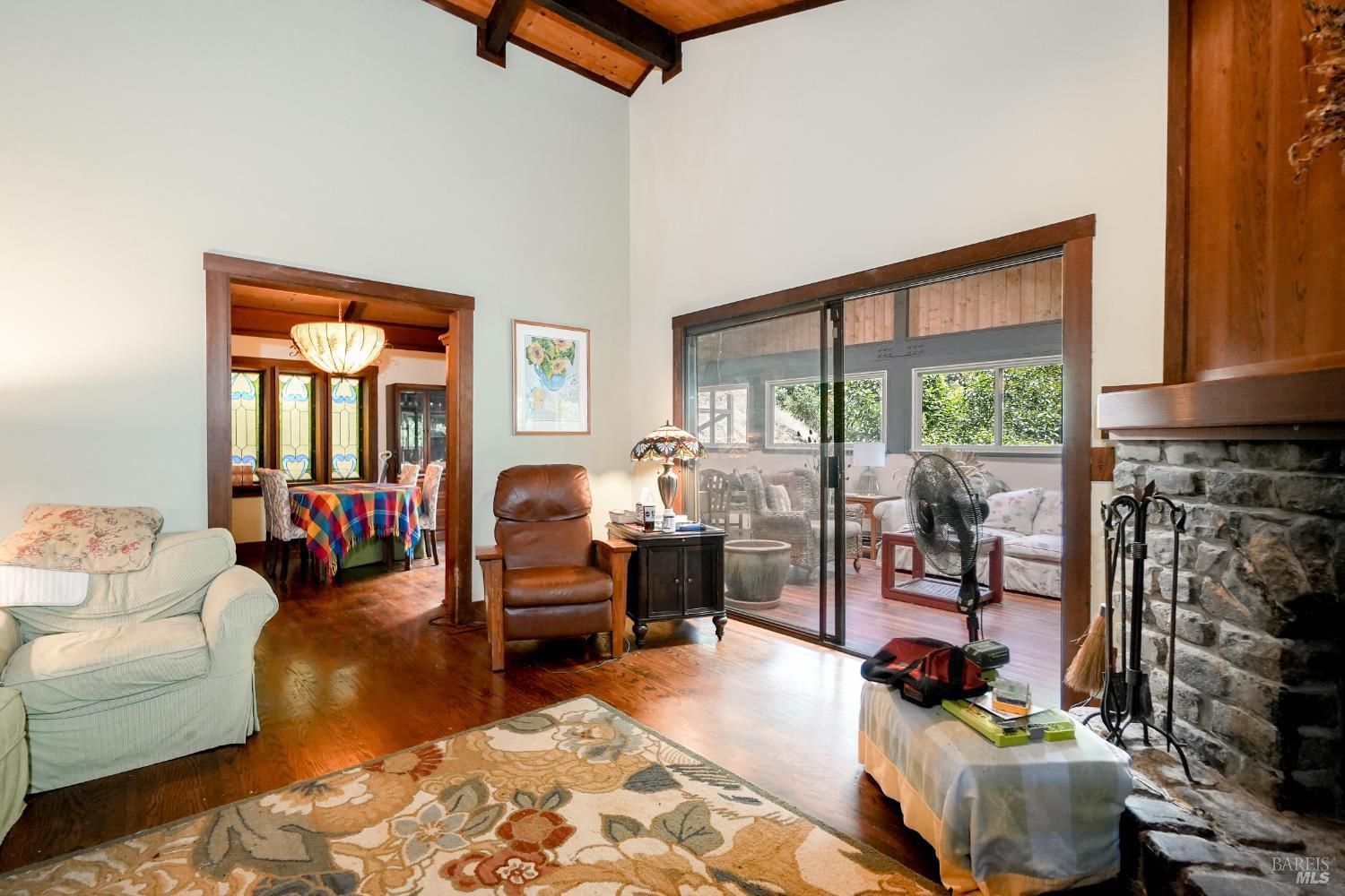 Detail Gallery Image 5 of 38 For 21 Red Rock Way, San Rafael,  CA 94903 - 3 Beds | 2/1 Baths