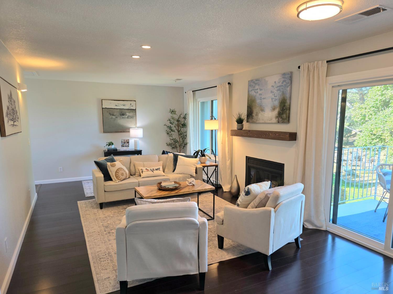 Detail Gallery Image 6 of 26 For 74 Hector Ln, Novato,  CA 94949 - 2 Beds | 1 Baths