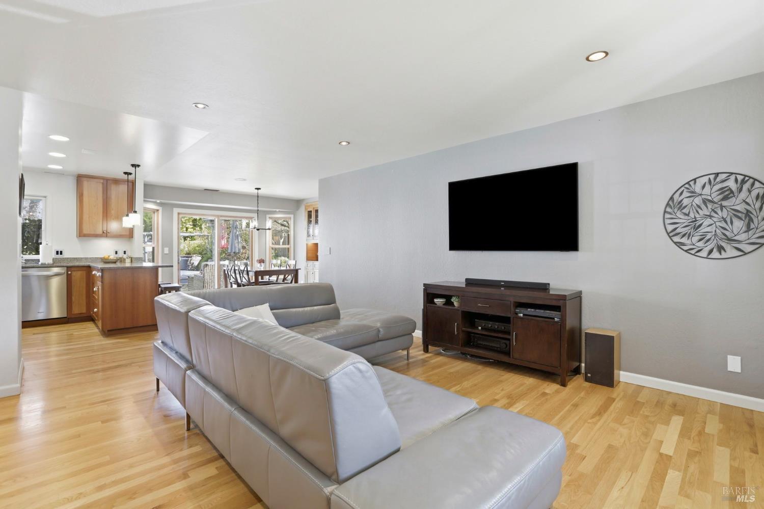 Detail Gallery Image 6 of 62 For 6 Gothic Dr, Novato,  CA 94947 - 4 Beds | 3/1 Baths