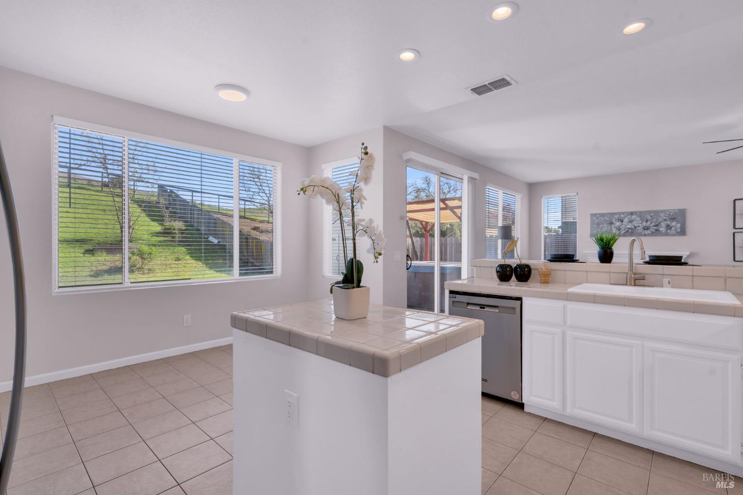 Detail Gallery Image 25 of 61 For 1014 Sandhurst Dr, Vallejo,  CA 94591 - 4 Beds | 3 Baths