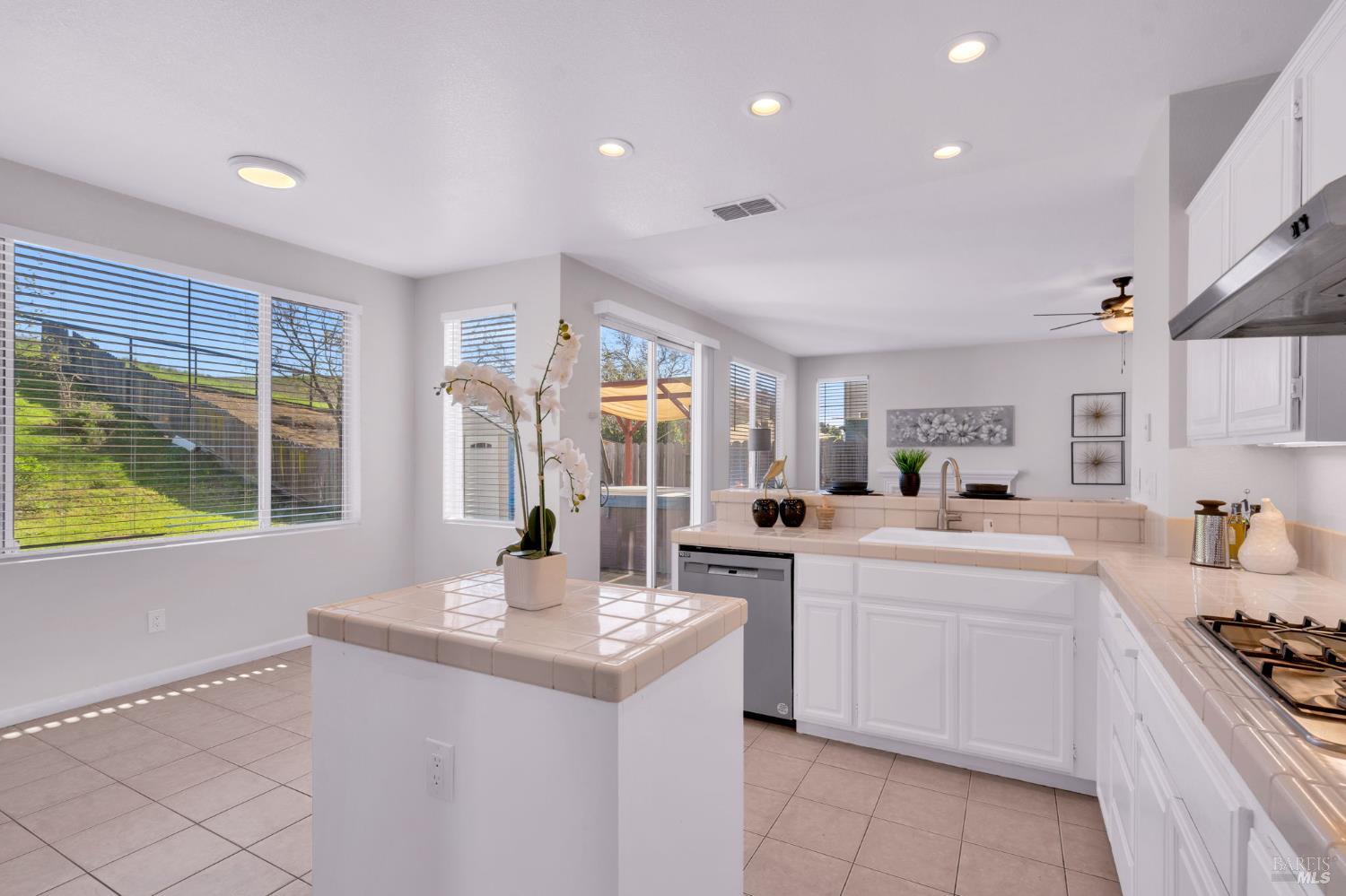 Detail Gallery Image 17 of 61 For 1014 Sandhurst Dr, Vallejo,  CA 94591 - 4 Beds | 3 Baths