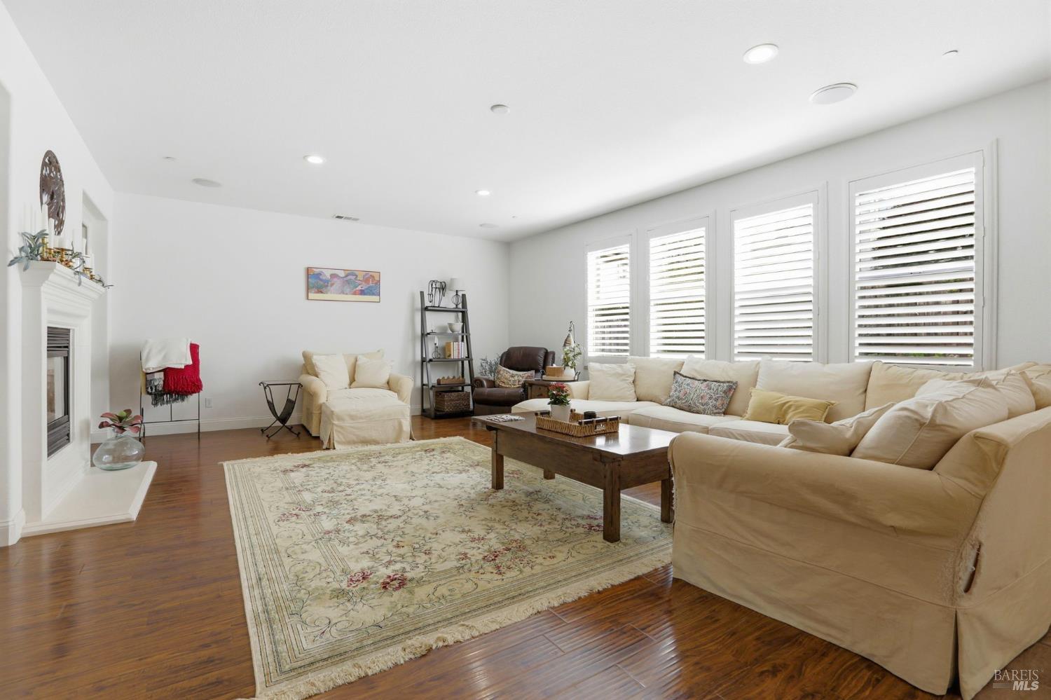 Detail Gallery Image 3 of 40 For 26 Waterbury Ln, Novato,  CA 94949 - 4 Beds | 2/1 Baths