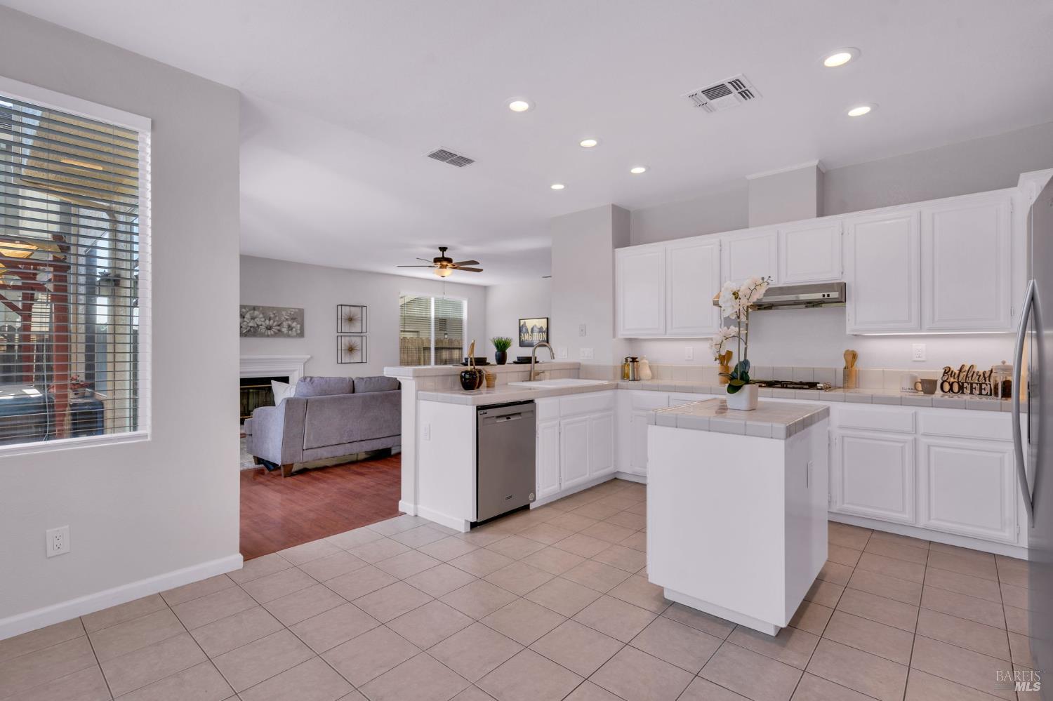 Detail Gallery Image 23 of 61 For 1014 Sandhurst Dr, Vallejo,  CA 94591 - 4 Beds | 3 Baths