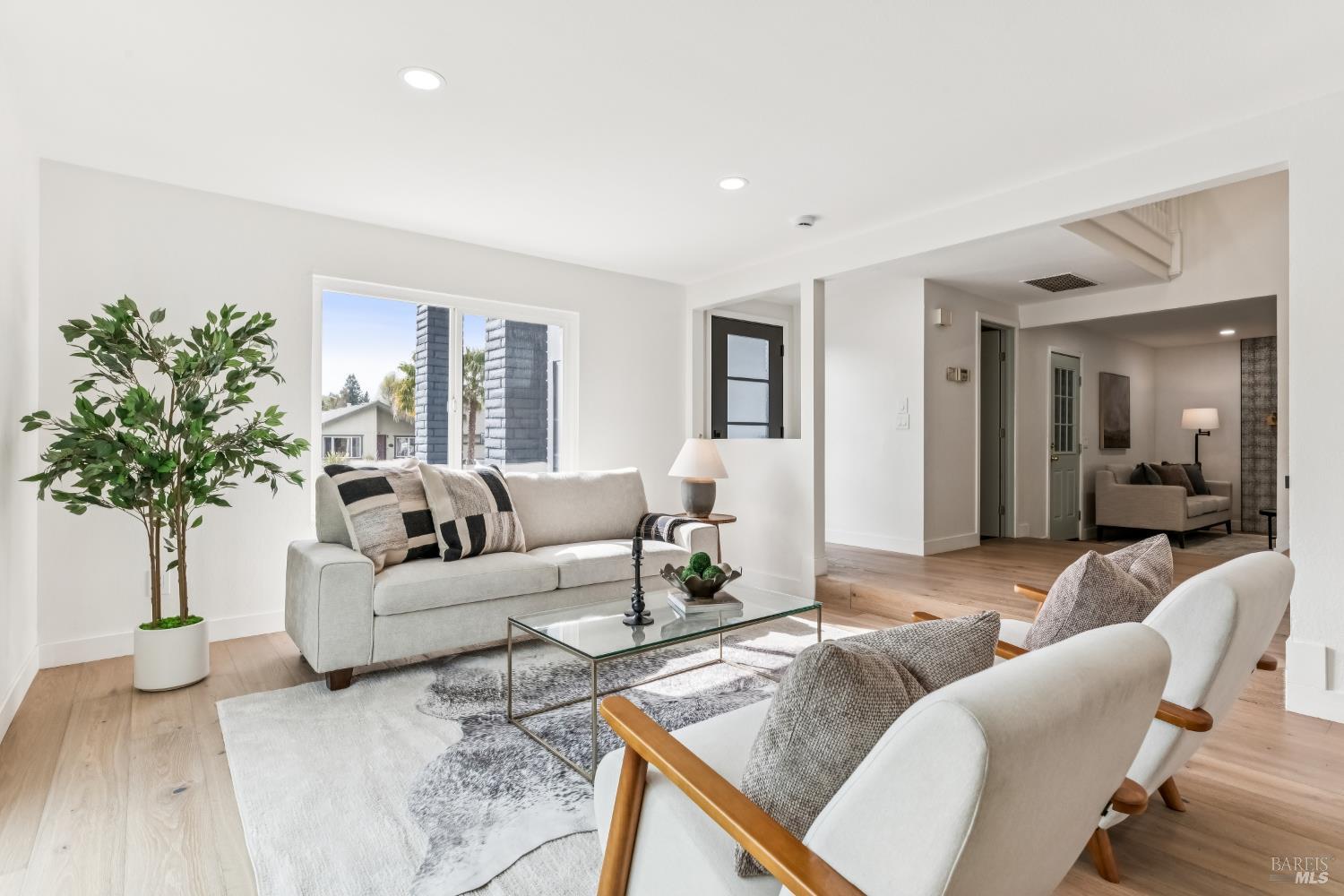 Detail Gallery Image 7 of 49 For 113 Greenridge Ct, Petaluma,  CA 94952 - 5 Beds | 3/1 Baths