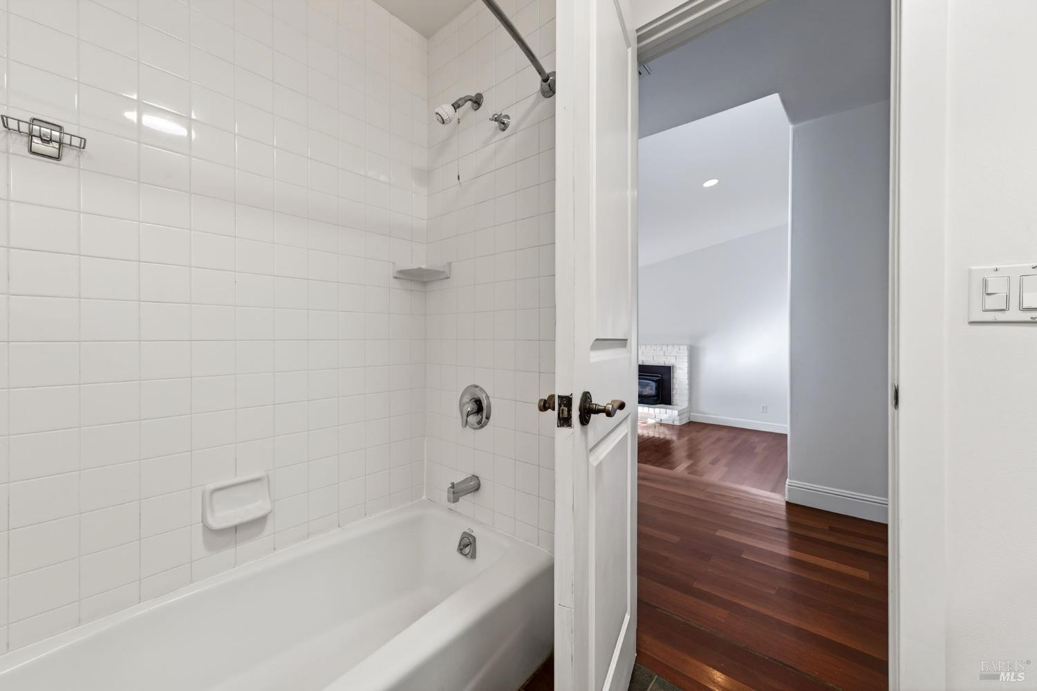 Detail Gallery Image 10 of 27 For 105 Hooker Ave, Sonoma,  CA 95476 - 4 Beds | 2 Baths