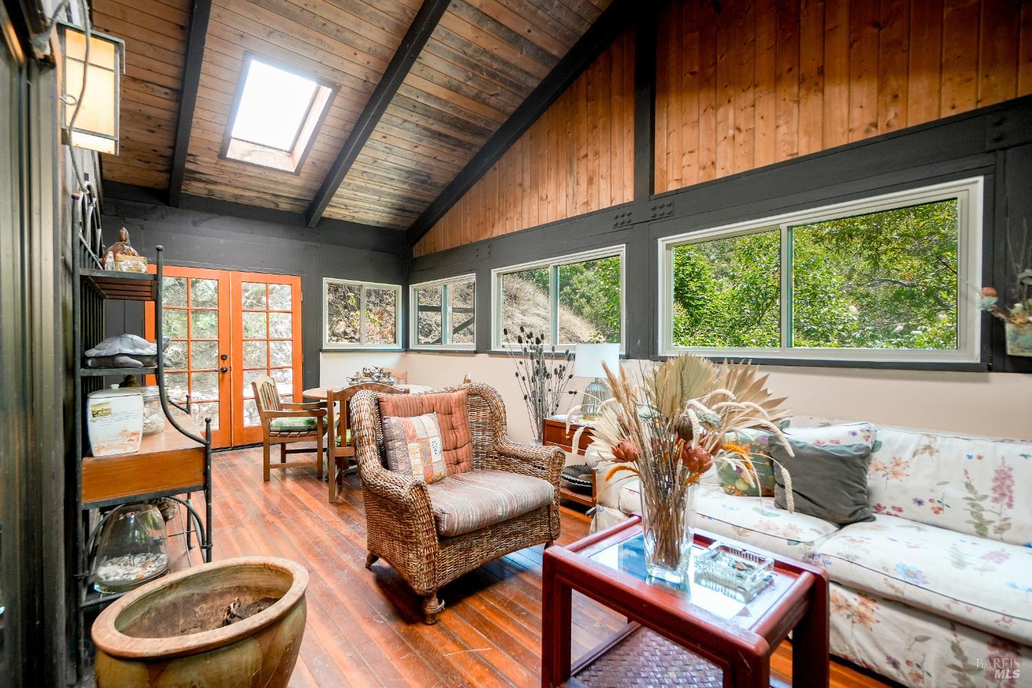 Detail Gallery Image 6 of 38 For 21 Red Rock Way, San Rafael,  CA 94903 - 3 Beds | 2/1 Baths