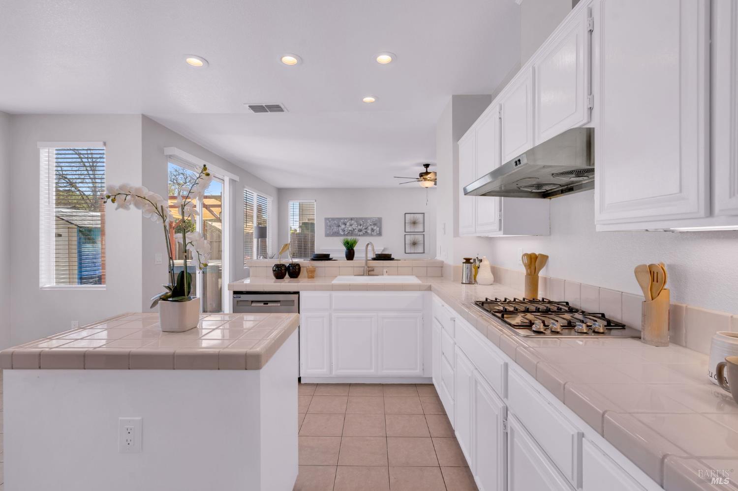 Detail Gallery Image 18 of 61 For 1014 Sandhurst Dr, Vallejo,  CA 94591 - 4 Beds | 3 Baths