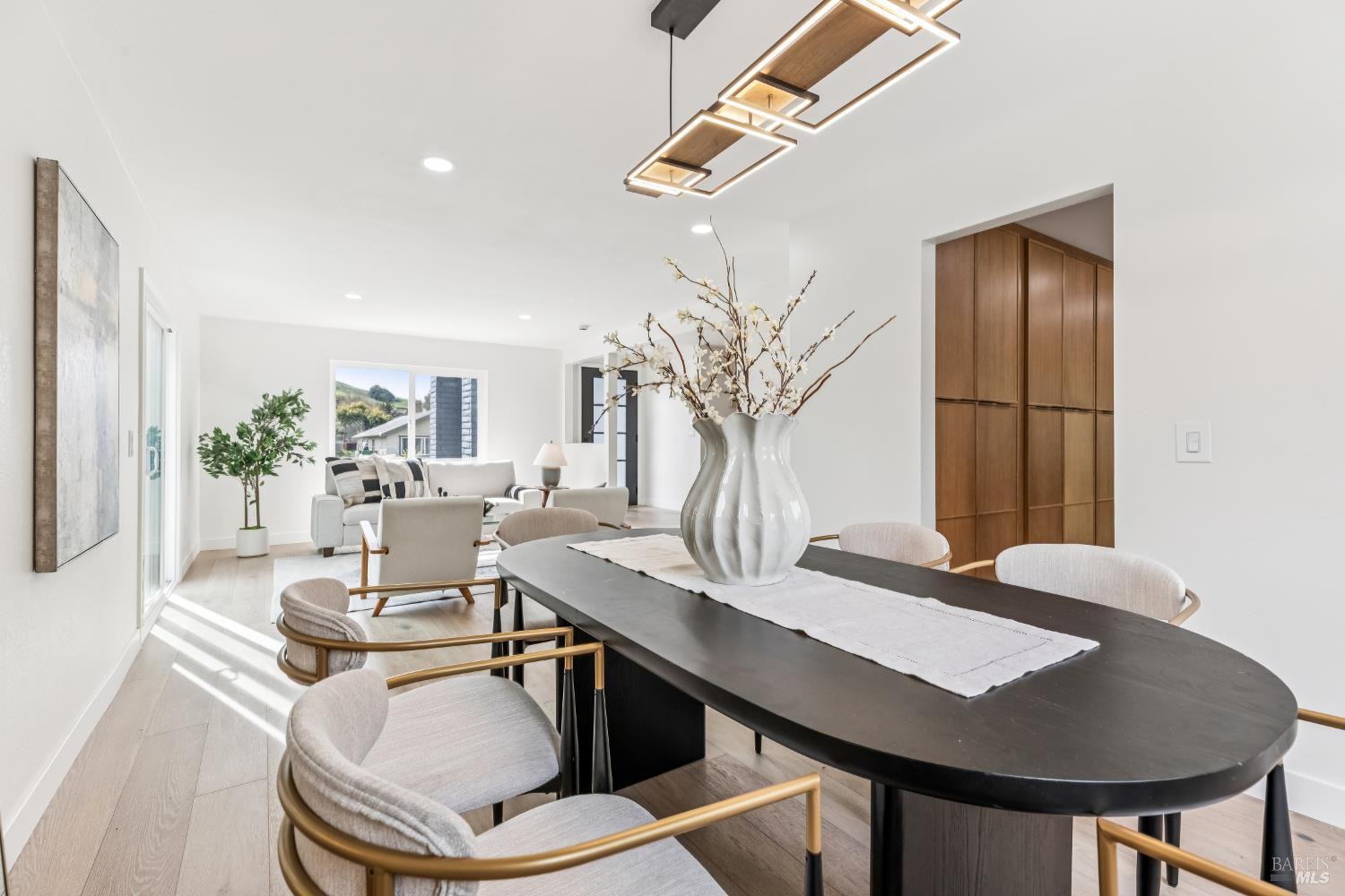 Detail Gallery Image 10 of 49 For 113 Greenridge Ct, Petaluma,  CA 94952 - 5 Beds | 3/1 Baths