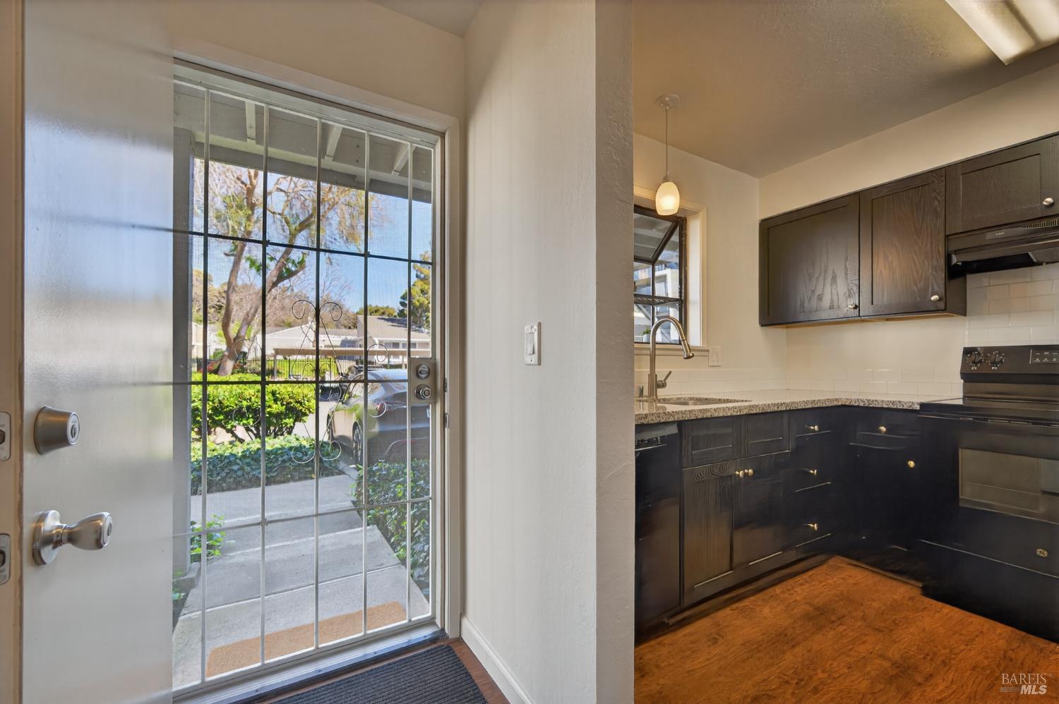 Detail Gallery Image 3 of 31 For 900 Southampton Rd #51,  Benicia,  CA 94510 - 2 Beds | 1 Baths