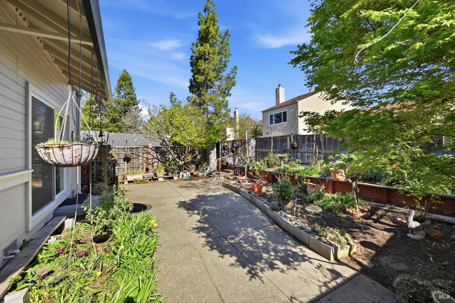 Detail Gallery Image 25 of 31 For 1005 Se Woodlake Dr, Santa Rosa,  CA 95405 - 3 Beds | 2/1 Baths