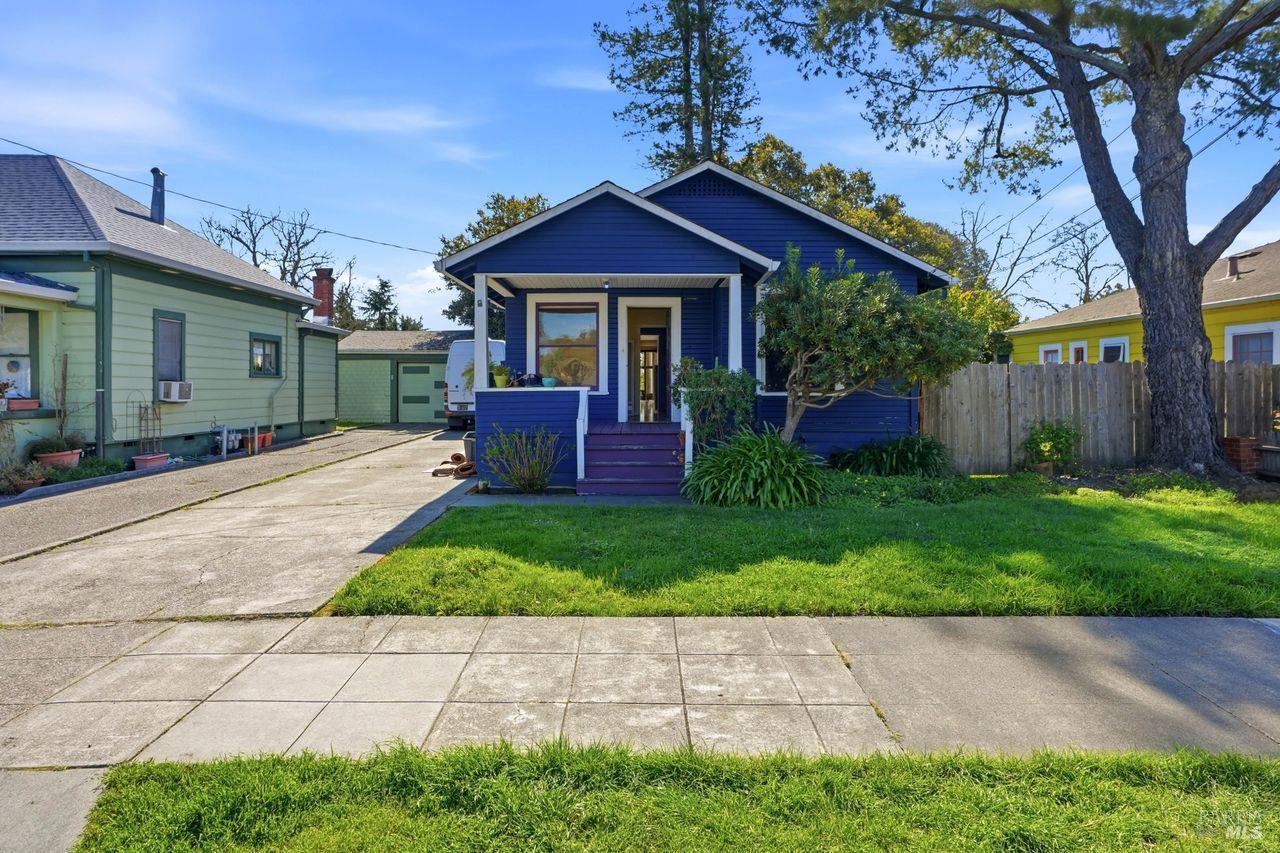 Detail Gallery Image 4 of 6 For 1010 Bush St, Santa Rosa,  CA 95404 - 3 Beds | 2 Baths