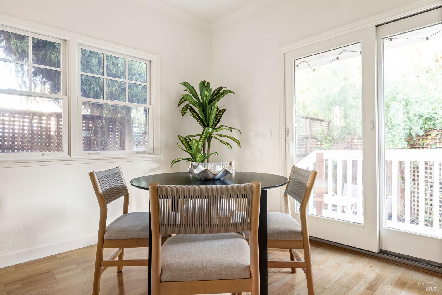 Detail Gallery Image 8 of 28 For 930 Martin Cir, Petaluma,  CA 94952 - 3 Beds | 2/1 Baths