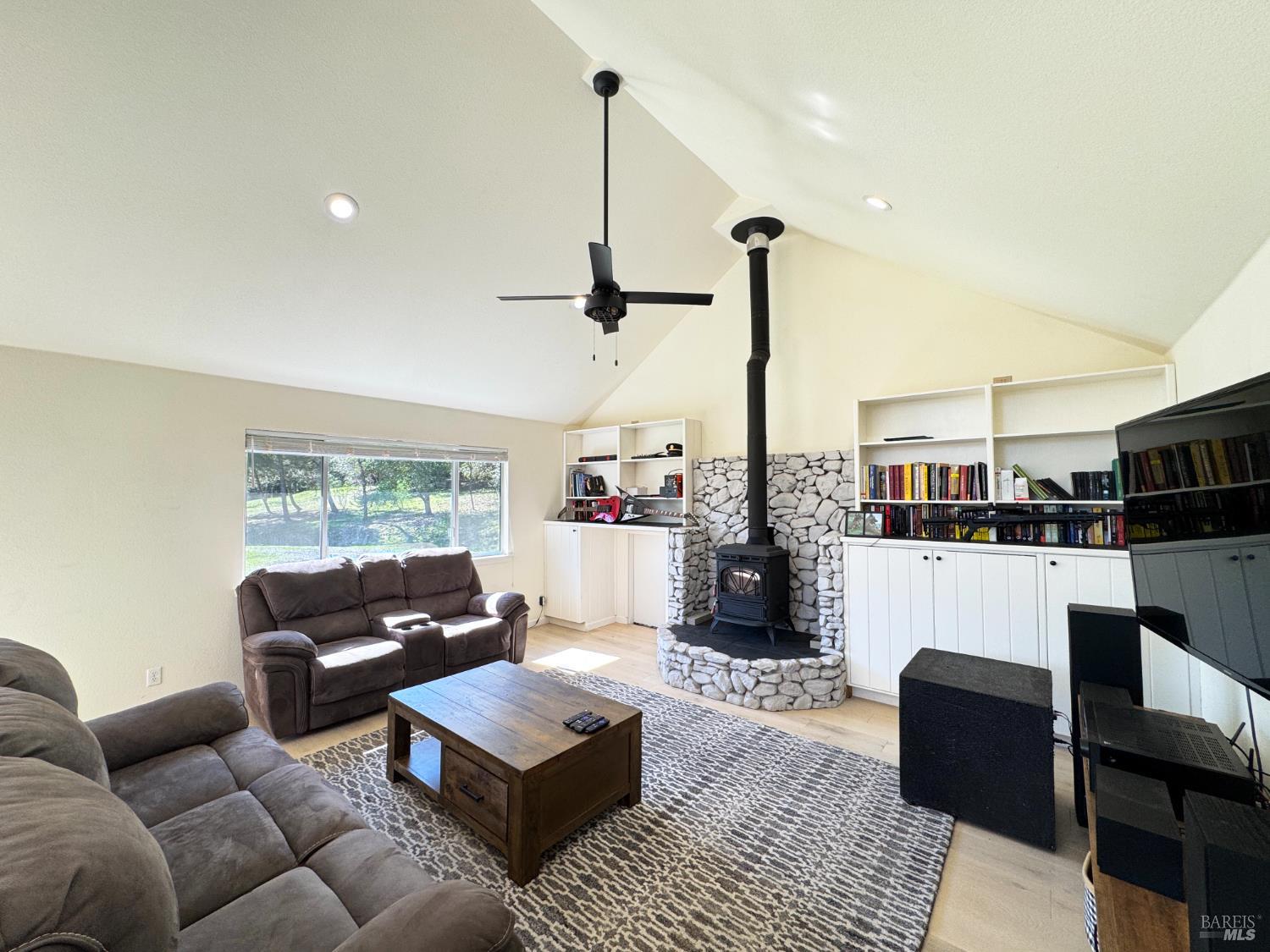 Detail Gallery Image 5 of 70 For 14605 Tomki Rd, Redwood Valley,  CA 95470 - 3 Beds | 2 Baths