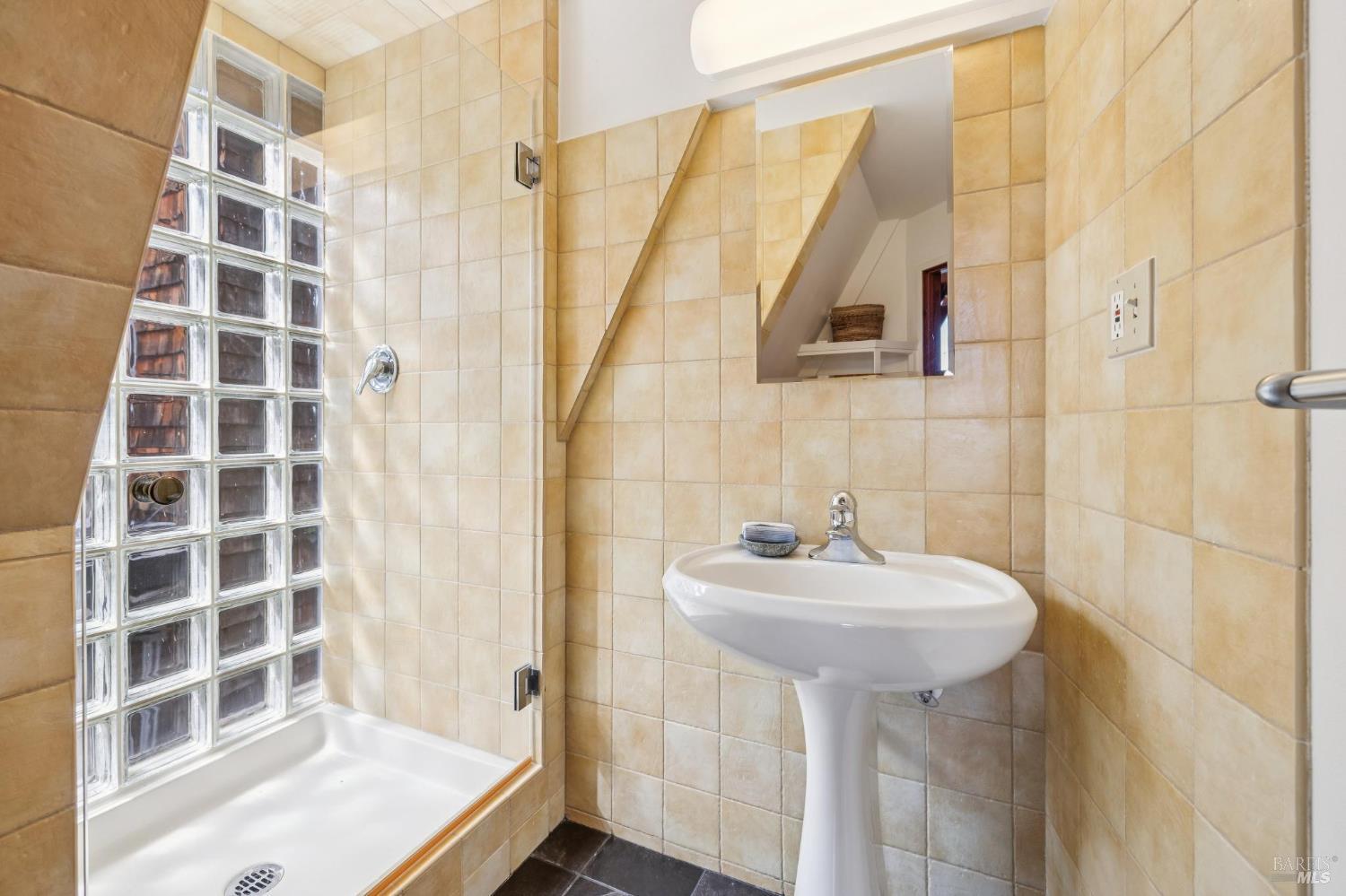 Detail Gallery Image 11 of 41 For 40 Mountain Ln, Mill Valley,  CA 94941 - 3 Beds | 2/1 Baths